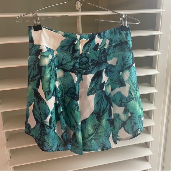 Palm leaf shorts (part of a set, top sold separately on profile) - Picture 4 of 8